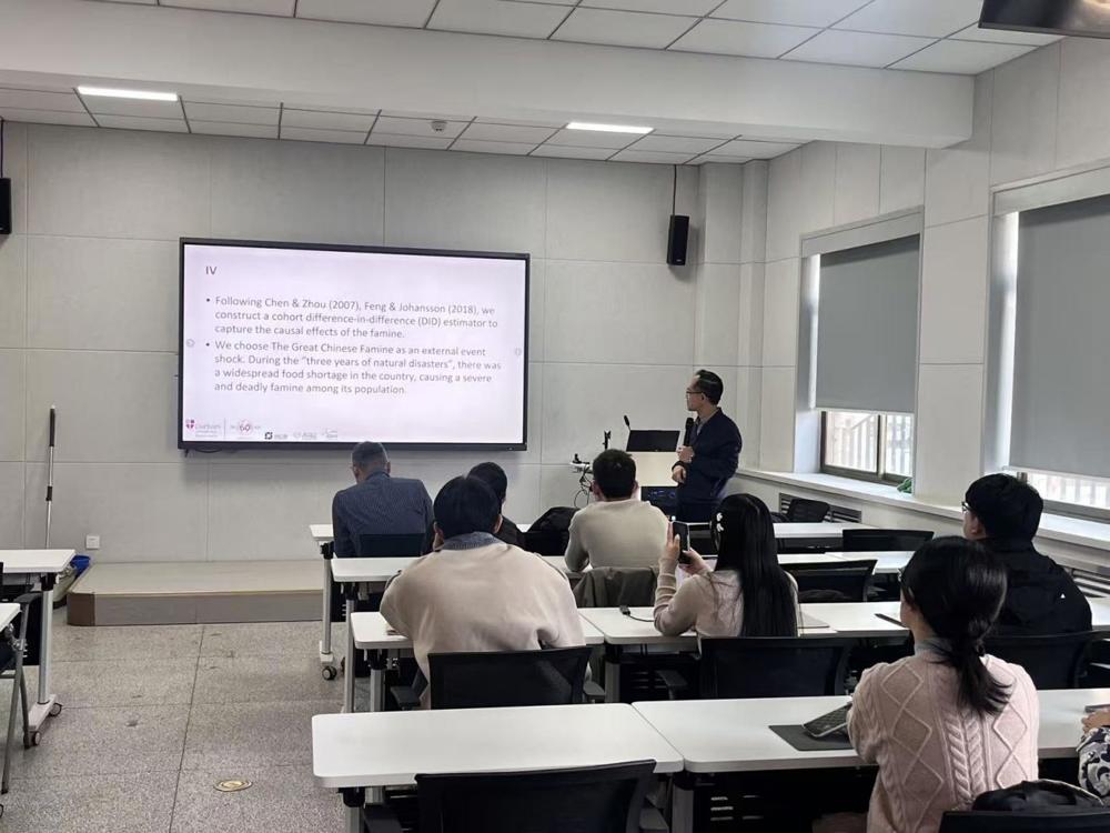 会议室里的人们
AI 生成的内容可能不正确。