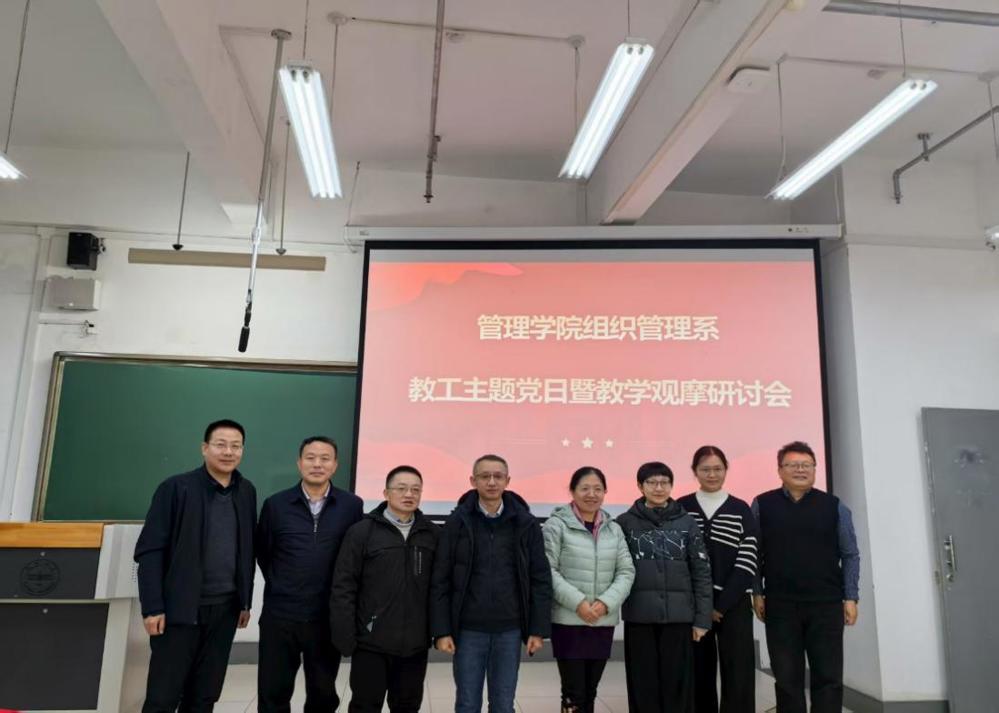 一群人站在室内合影

AI 生成的内容可能不正确。