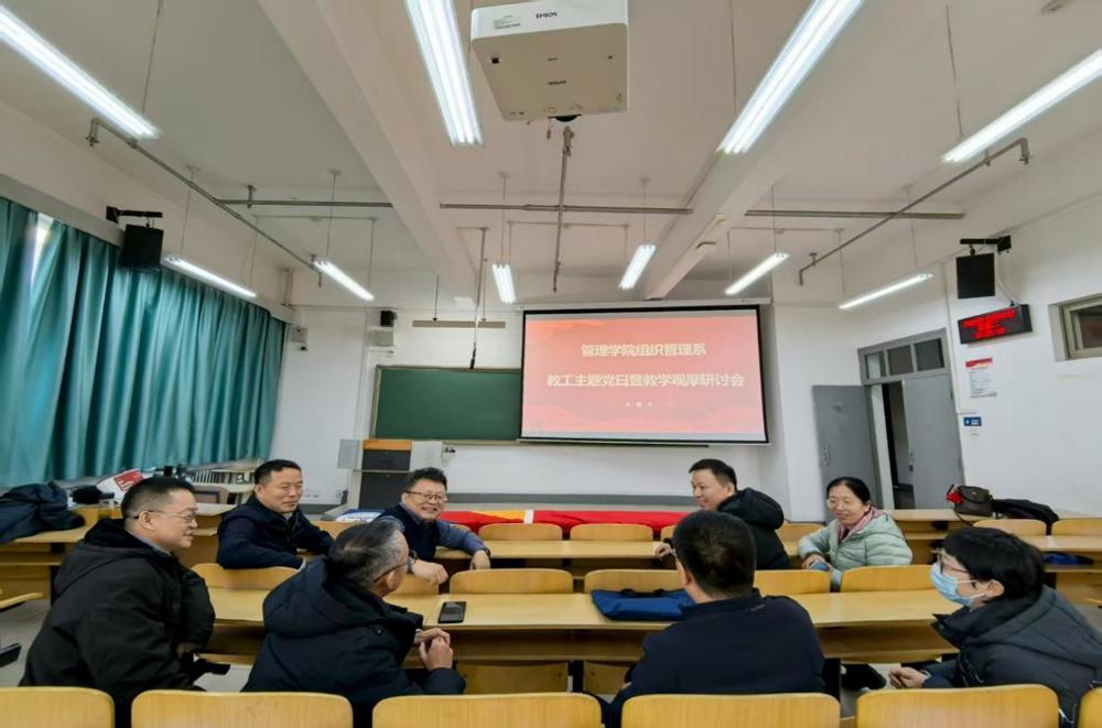 会议室里的人们

AI 生成的内容可能不正确。