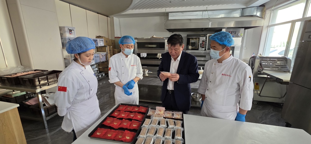 与技术人员在塞奇车间交流