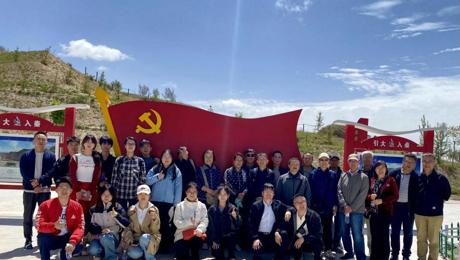 感悟工程伟力 树立和践行正确政绩观——管理学院教工党支部、学生党支部与离退休第六党支部联合开展主题党日活动