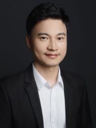 穿着西装的男人
AI 生成的内容可能不正确。